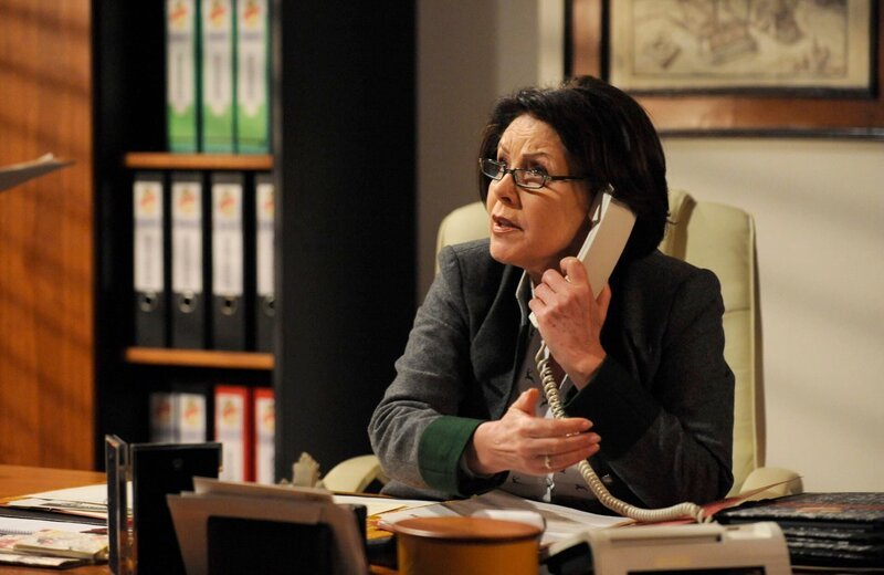 Rosi (Brigitte Walbrun) hätte gerne mit ihrem kranken Mann telefoniert, doch Martin hat den Anruf nicht durchgestellt. – Bild: Marco Orlando Pichler