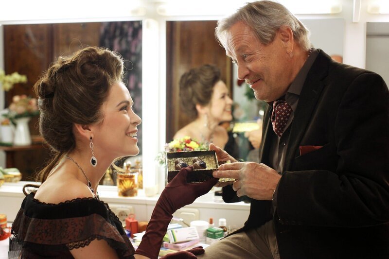 Sieglinde Feldhofer (Renate Wasmuth), Fritz von Friedl (Alois Eder). – Bild: ORF/​SATEL-Film/​Petro Domenigg