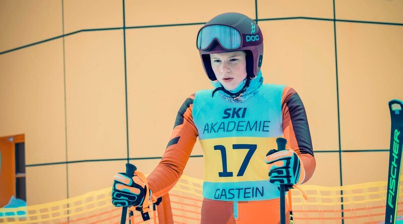 Dani Strobl (Emilia Warenski). – Bild: ORF/​BR/​SRF/​Superfilm Filmproduktions GmbH/​Stefanie Leo