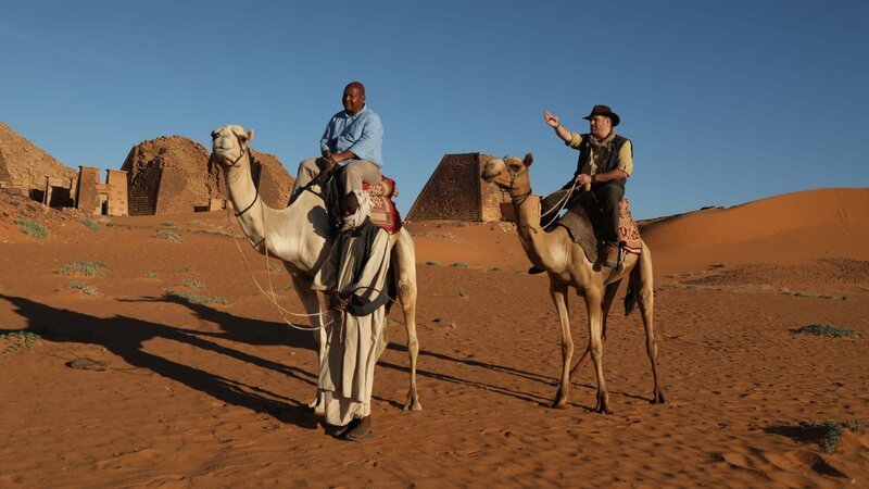 Josh Gates rides camel to Meroe – Bild: Warner Bros. Discovery, Inc.
