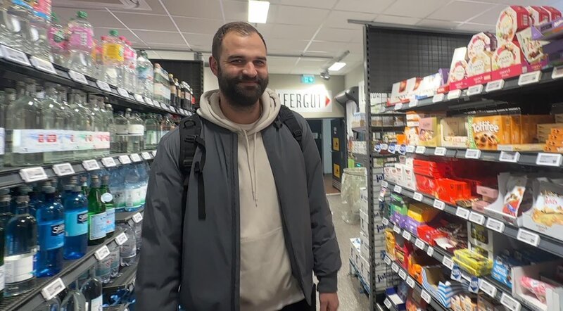 Reporter Tim Schroeder untersucht, wie schwierig es ist, auf Zucker zu verzichten und spricht mit verschiedenen Expert:innen. – Bild: RTL /​ Arriba Media