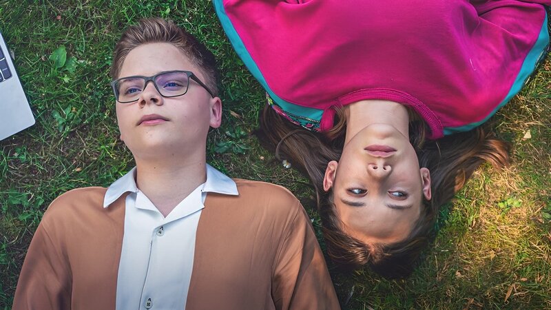 Marlon (Matti Schneider, li., mit Merle Sophie Eismann) ist verliebt, doch weiß nicht, ob es seinem Crush genauso geht. – Bild: mdr/​Saxonia Media/​Thomas Dietze