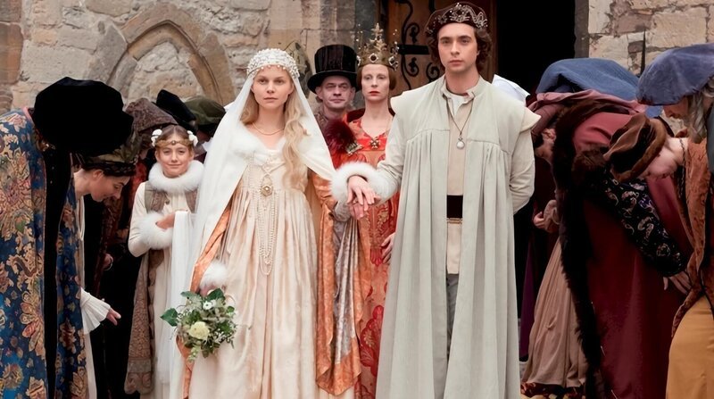 Constanze (Sinja Dieks) und Prinz Markus (André Kaczmarczyk) heiraten festlich. – Bild: ZDF/​Steffen Junghans