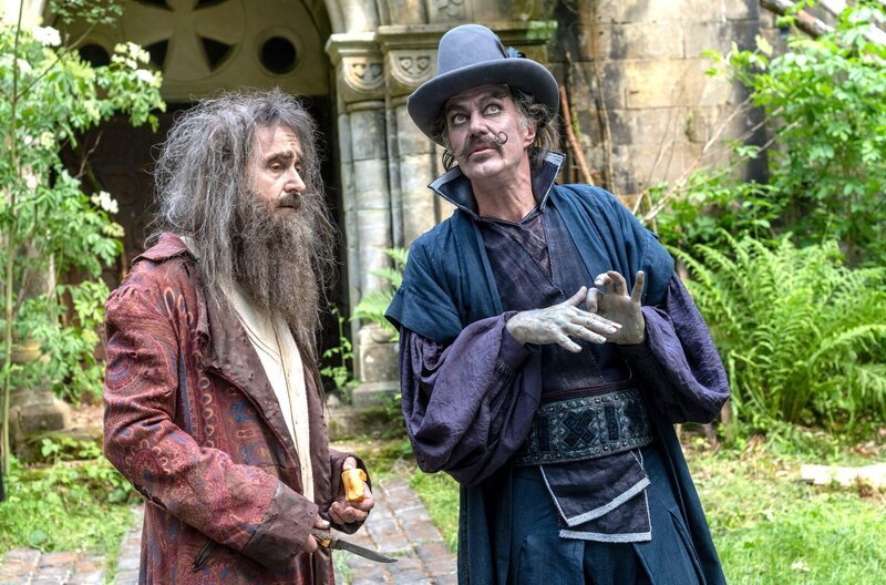 Der verwahrloste Gutsherr Veith (Matthias Redlhammer) hat lange auf die Rückkehr von Mercurius (Holger Daemgen) gewartet – Bild: ZDF und Radio Bremen/​Michael Ihle