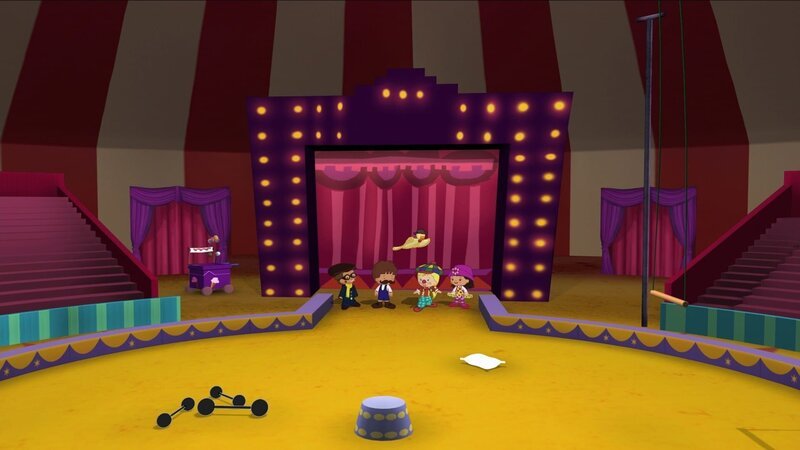 Hamid, Finn, Zoé, Yasemin und QuackQuack in der noch leeren Arena. – Bild: KI.KA/​Mike Young Productions