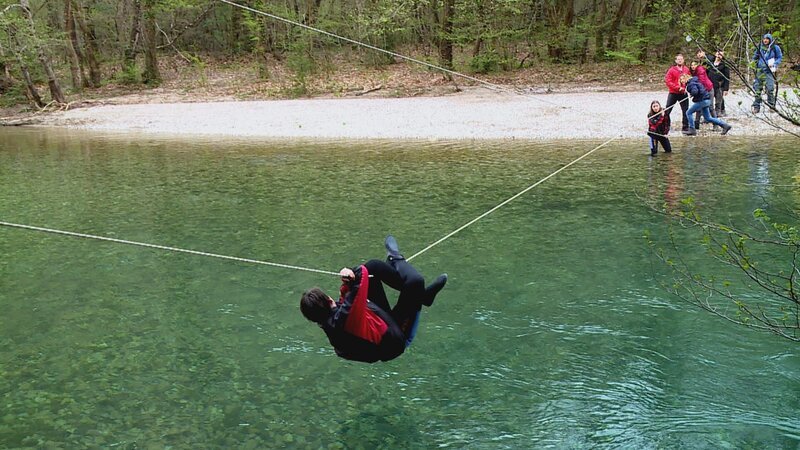 Sofie muss sich über einen Fluss hangeln. – Bild: hr/​E+U TV Film- und Fernsehproduktion