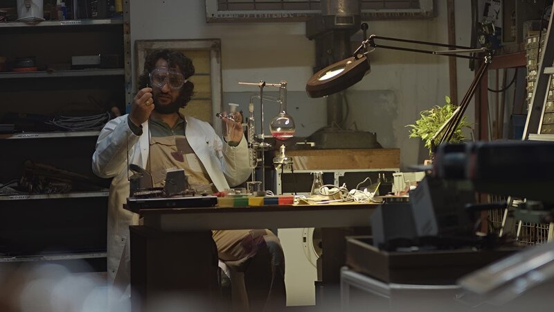 Saïds Vater ist mit der Reparatur abgelenkt. – Bild: SWR/​Phanta Basta!/​Indi Film