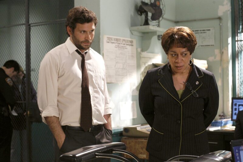 L-R: Cyrus Lupo (Jeremy Sisto) und Anita Van Buren (S. Epatha Merkerson) – Bild: PLURIMEDIA (NBC Universal, Inc.)