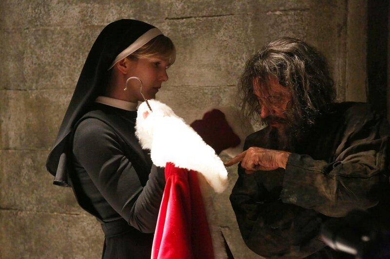 Schwester Mary Eunice McKee (Lily Rabe, l.) konfrontiert den Serienmörder Leigh Emerson (Ian McShane, r.) mit seinem Weihnachtsmannkostüm, in dem er 18 Menschen getötet hat … – Bild: Warner Bros.