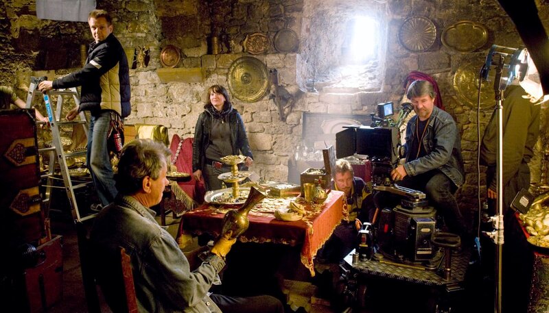 ARD/​rbb WIE IM MÄRCHEN … HERZEN SCHLAGEN, „Making of „Jorinde und Joringel“ und „Aschenputtel““, am Sonntag (25.12.11) um 10:20 Uhr im ERSTEN. Jorinde und Joringel: Drehvorbereitungen für die Szene im Schatzkeller des Räubers. An der Kamera: Sebastian Richter (re.). – Bild: rbb/​Armin Thomaß