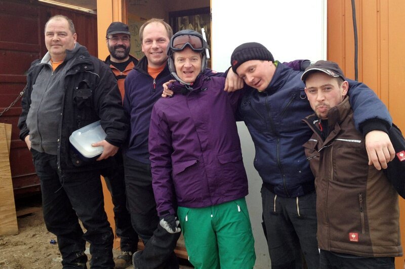rbb Fernsehen KESSLERS EXPEDITION, „So weit die Huskys laufen, Folge 1“, am Donnerstag um 20:15 Uhr. Auf seinem Weg trifft Michael Kessler (3.v.r.) bei Güterfelde auf eine scheinbar verlassene Baustelle. – Bild: rbb/​Peter Scholl