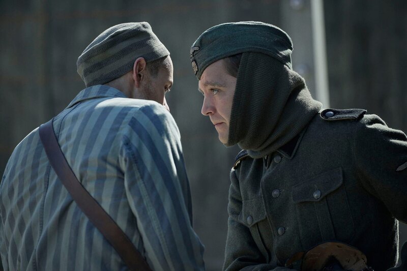 Jonas Nay as Nazi Officer Stefan Baretzki in Auschwitz. – Bild: Martin Mlaka /​ Sky UK /​ Sky Studios