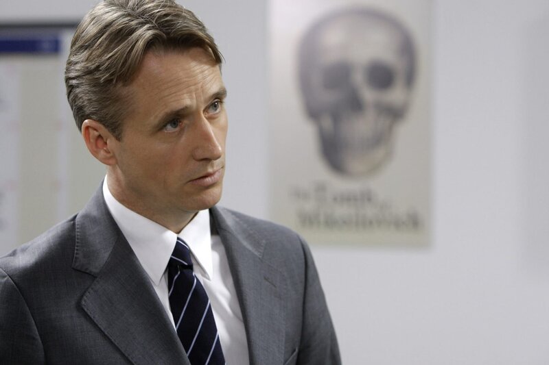 Staatsanwalt Cutter (Linus Roache) ist sich sicher, dass der Mord an dem ehemaligen Stricher Sweetie mit dem veröffentlichten Buch über dessen Leben zusammenhängt. – Bild: PLURIMEDIA (Universal Studios)
