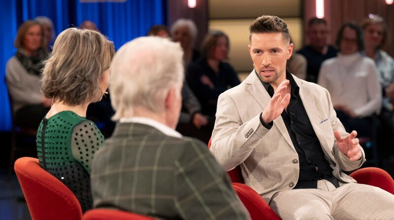 v.l.n.r. Moderatorin Anna Planken mit ihren Gästen, Autor Frank Schätzing (M) und Schlagersänger Ramon Roselly. – Bild: WDR/​Melanie Grande