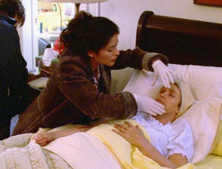 Eine ältere Frau (Darstellerin unbekannt) wird tot in ihrer Wohnung aufgefunden. Jordan (Jill Hennessy) kann einen Mord nicht ausschließen. +++ – Bild: RTL