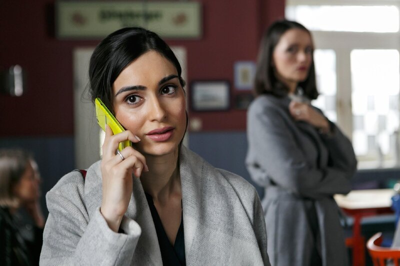 Jenny (Kaja Schmidt-Tychsen) ist alarmiert, als sie rauszuhören glaubt, dass Aylin (Stefania Kavas) scharf auf Deniz ist. – Bild: RTL /​ Kai Schulz