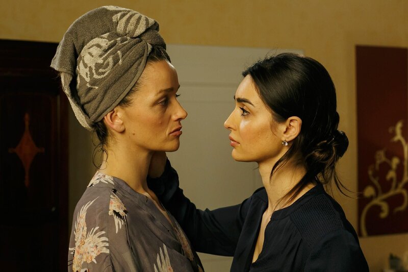 Jenny (Kaja Schmidt-Tychsen, l.) begreift perplex, dass Aylin (Stefania Kavas) auf sie steht … – Bild: RTL /​ Kai Schulz
