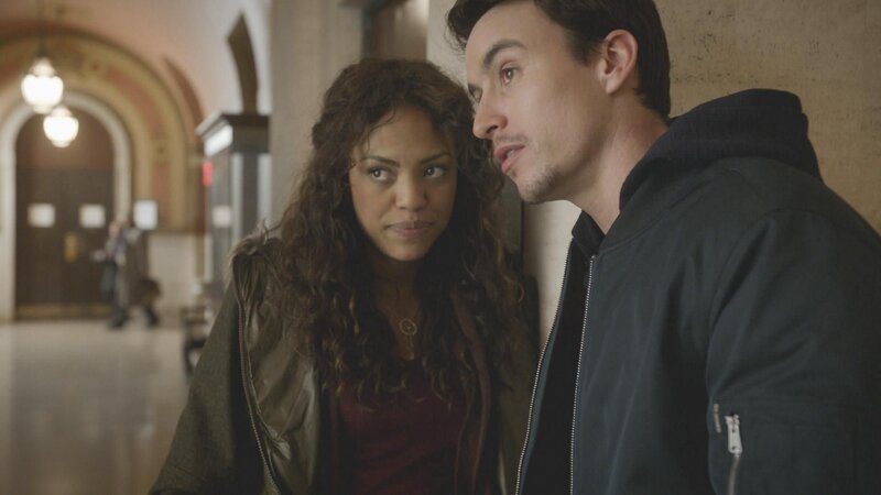 Kann Gabe (Huw Collins, r.) Danny (Jaime Lee Kirchner, l.) die entscheidenden Informationen für den Fall liefern? – Bild: CBS Broadcasting, Inc.