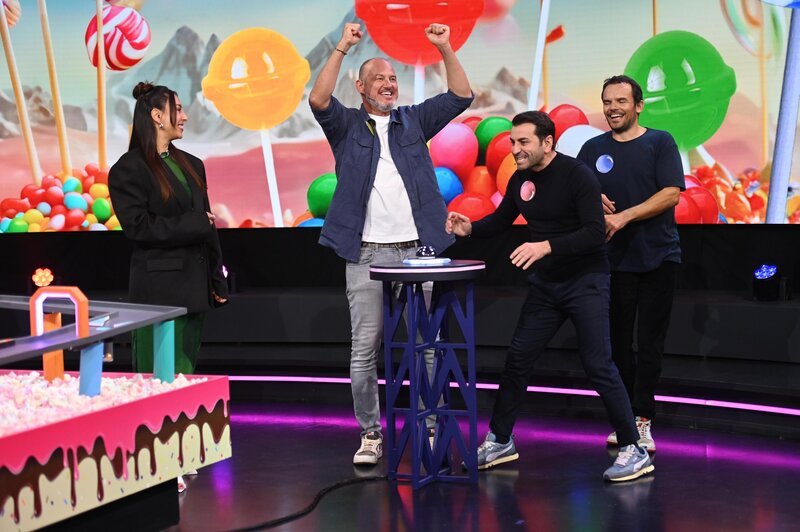 (v.l.n.r.) Melissa Khalaj; Frank Rosin; Ali Güngörmüs; Steffen Henssler – Bild: SAT.1 /​ Julia Feldhagen