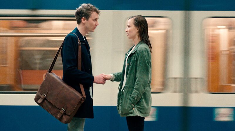 Eine schicksalhafte Begegnung: Aron (Julius Feldmeier) und Nora (Saskia Rosendahl). – Bild: ZDF und WDR/Trimafilm/Telepool Eine schicksalhafte Begegnung: Aron (Julius Feldmeier) und Nora (Saskia Rosendahl). – Bild: ZDF und WDR/Trimafilm/Telepool
