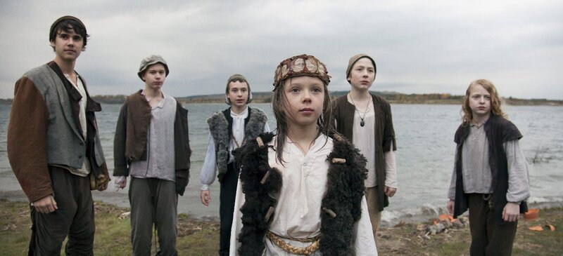 Noch sind die Brüder (v.li.: Timon Wloka, Bjarne Meisel, Jonas Hämmerle, Arved Friese, Timon Straka, Paul Alhäuser) nicht zu Schwänen verwandelt. – Bild: ZDF und Kinderfilm GmbH/​Steffen Junghans