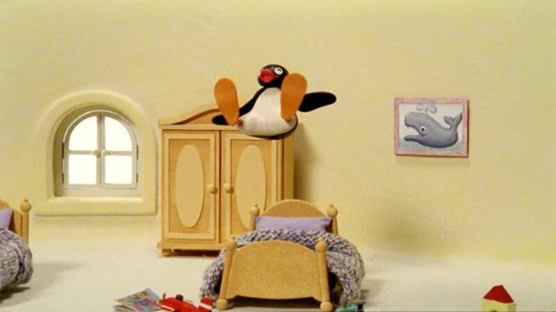 Pingu springt auf dem Bett. – Bild: SRF/​Joker Inc., d.b.a., The Pygos Group