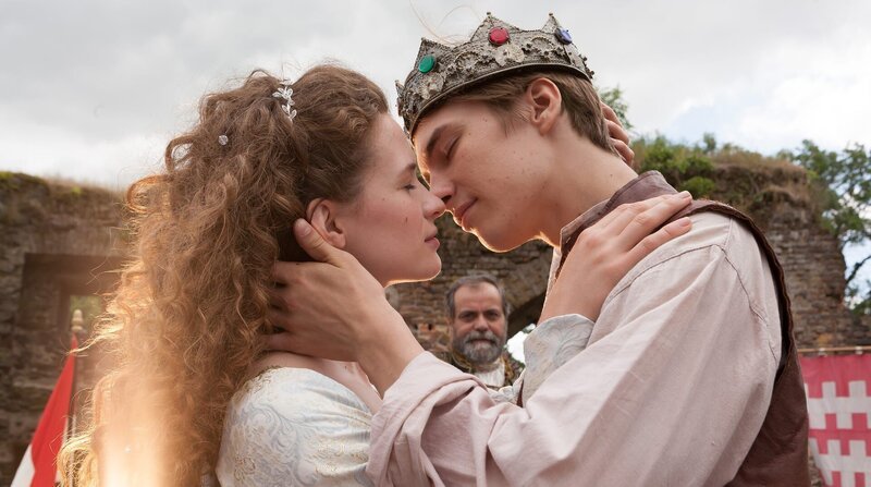Prinzessin Friederike und Prinz Lennard küssen sich. – Bild: ZDF und WDR/​Kai Schulz