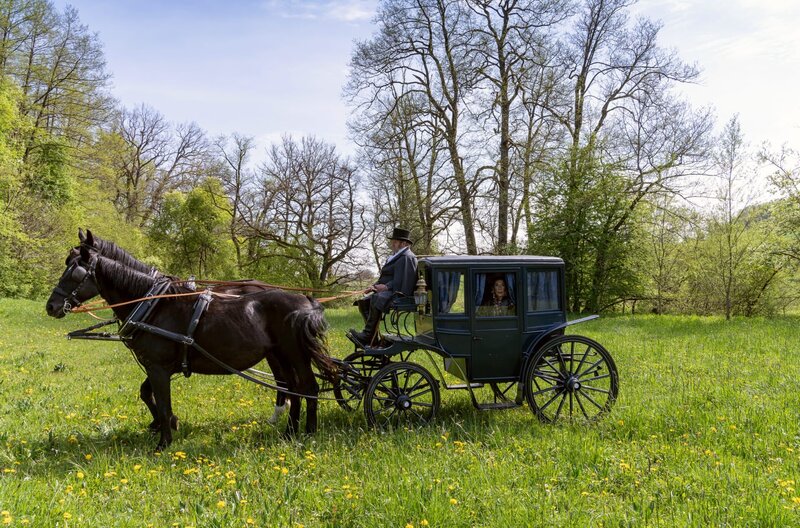 Die böse Königinmutter Eliza (Adele Neuhauser) ahnt, dass die drei Königskinder leben und macht sich auf die Suche nach ihnen. – Bild: SWR/​Patricia Neligan