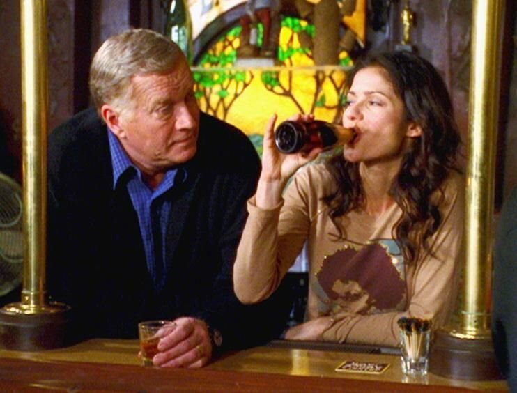 Max (Ken Howard) ist stolzer Barbesitzer. Doch ohne die Hilfe seiner Tochter Jordan (Jill Hennessy) hätte die Eröffnung nicht stattfinden können. +++ – Bild: RTL /​ NBC Universal.