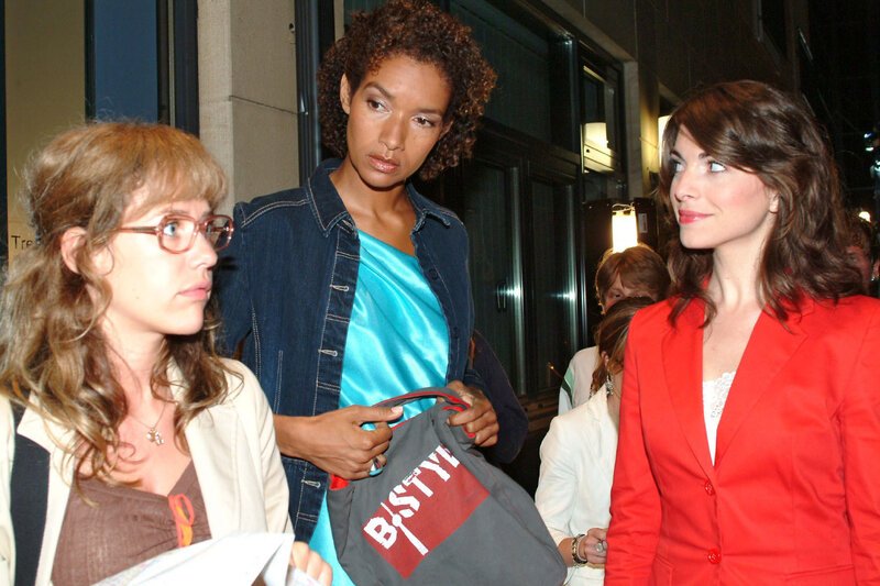 Durch einen glücklichen Zufall erreicht Lisa (Alexandra Neldel, l.) ihr – und Mariellas (Bianca Hein, r.) – Ziel: Xenia (Carol Campell, M.) hält im richtigen Moment die „B.STYLE“-Tasche in der Händen. – Bild: SAT.1 /​ Monika Schürle