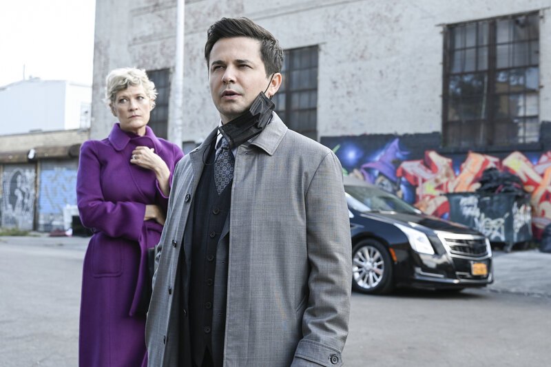 Evelyn Waters (Dana Wheeler-Nicholson, l.); Benny Colón (Freddy Rodriguez, r.) – Bild: CBS Broadcasting, Inc. /​ David M. Russell
