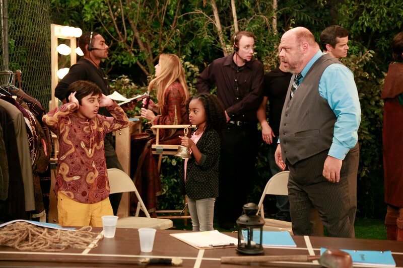 JESSIE – „Identity Thieves“ – When Luke becomes the brain of the family and Zuri the new trendy fashionista, Ravi and Emma feel their identities have been stolen. This episode of „Jessie“ airs Monday, Friday, September 11 (8:00 PM – 8:30 PM ET/​PT), on Disney Channel. (Disney Channel/​Nicole Wilder) KARAN BRAR; JESSIE – „Snack Attack“ – (DISNEY CHANNEL/​Tony Rivetti) SKAI JACKSON, DEBBY RYAN, ISABELLA CRAMP, STEPHEN GUARINO; JESSIE – „To Be Me, or Not To Be Me“ – Jessie gets her first big acting part in a Shakespeare production in the park -- however, she ends up switching personalities with Zuri, who must now pull off Jessie’s performance without ruining it for her. This episode of „Jessie“ airs FRIDAY, APRIL 5 (8:30 PM – 9:00 PM ET/​PT), on Disney Channel. (DISNEY CHANNEL/​RON TOM) KARAN BRAR, SKAI JACKSON, KEVIN CHAMBERLIN – Bild: Disney+