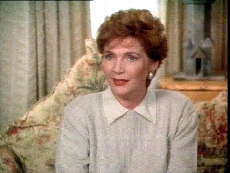 Fiona Griffith (Fionnula Flanagan) freut sich sehr über den Besuch ihrer alten Freundin Jessica Fletcher. – Bild: RTLup Fiona Griffith (Fionnula Flanagan) freut sich sehr über den Besuch ihrer alten Freundin Jessica Fletcher. – Bild: RTLup