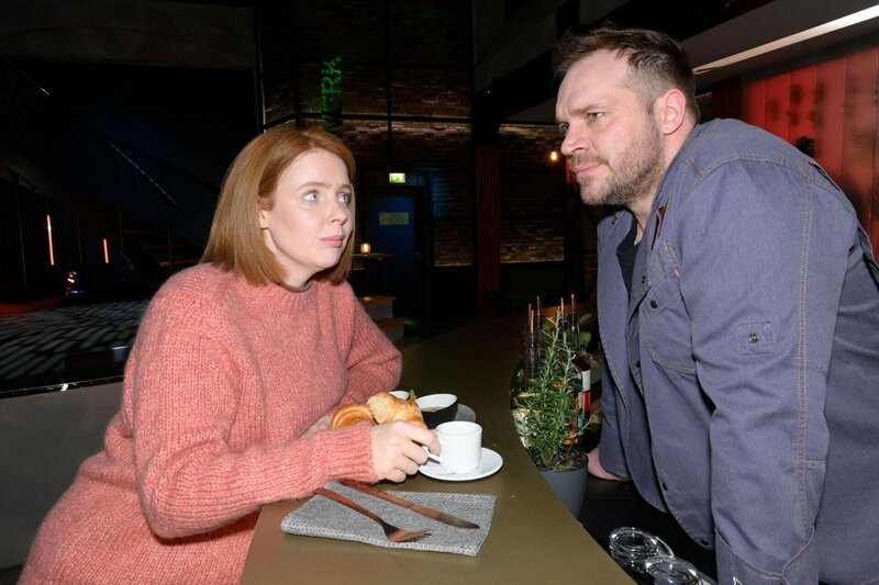 Erik (Patrick Heinrich) erklärt Toni (Olivia Marei), dass er sich nicht für Julians und Nihats Geschäfte einspannen lässt. – Bild: RTL /​ Rolf Baumgartner