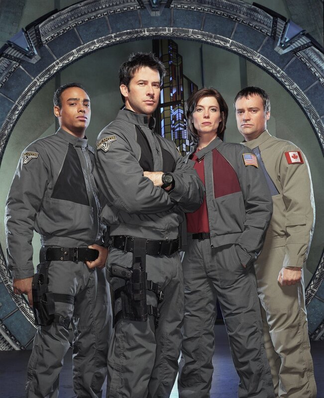 Sie brechen auf in eine neue Welt: Lieutenant Aiden Ford (Rainbow Francks, l.), Major John Sheppard (Joe Flanigan, 2.v.l.), Dr. Elizabeth Weir (Torri Higginson, 2.v.r.) und Dr. Rodney McKay (David Hewlett, r.) … – Bild: MGM