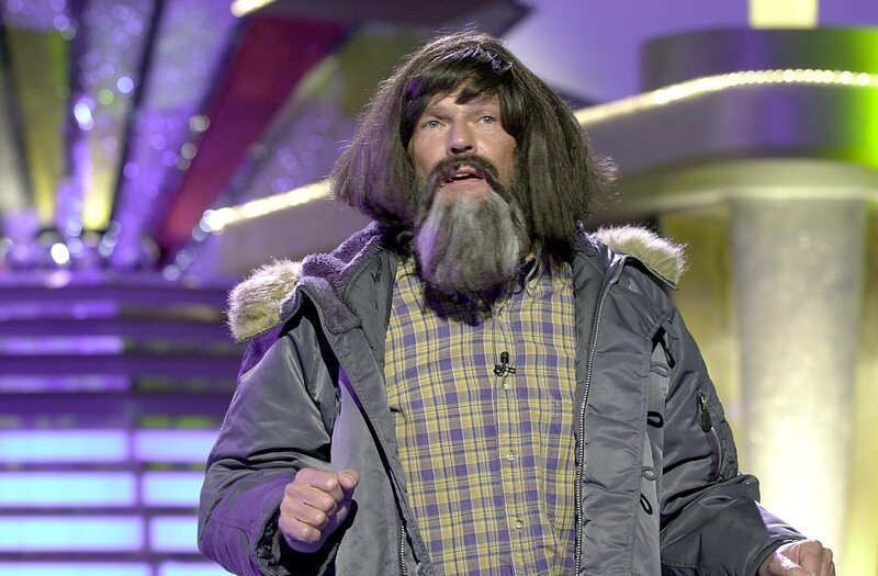 Als Reinhold Messner hält Christian Tramitz einen Vortrag. – Bild: ProSieben / S.E.T. Eigenproduktionsbild frei Als Reinhold Messner hält Christian Tramitz einen Vortrag. – Bild: ProSieben / S.E.T. Eigenproduktionsbild frei