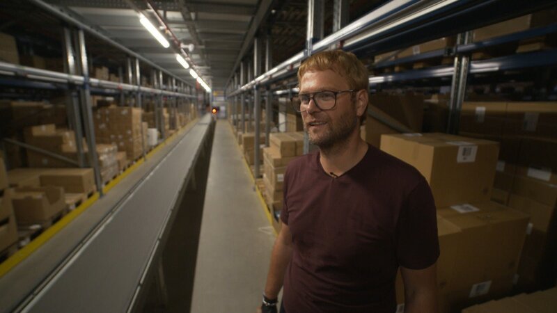 Geschäftsführer Niklas Köllner in einem Zentrallager. Die Verwendung des sendungsbezogenen Materials ist nur mit dem Hinweis und Verlinkung auf RTL+ gestattet. – Bild: RTL /​ WENKO-Wenselaar GmbH & Co. KG