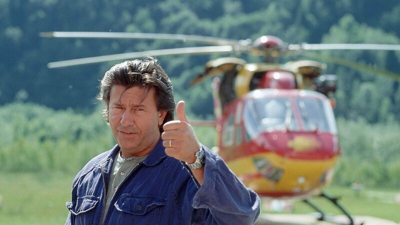 Hanno Pöschl spielt den Helicopter-Mechaniker Max – Bild: MG RTL D /​ Helene Waldner