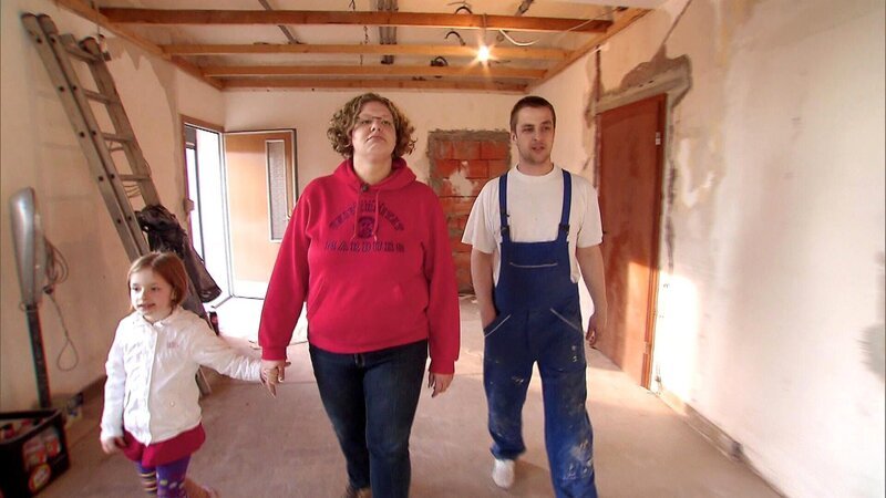 Stefan und Caroline wollen eine ehemalige Gaststätte in ein gemütliches Eigenheim umwandeln. Doch leider verläuft dabei nicht alles so, wie sie es geplant hatten. – Bild: RTL II