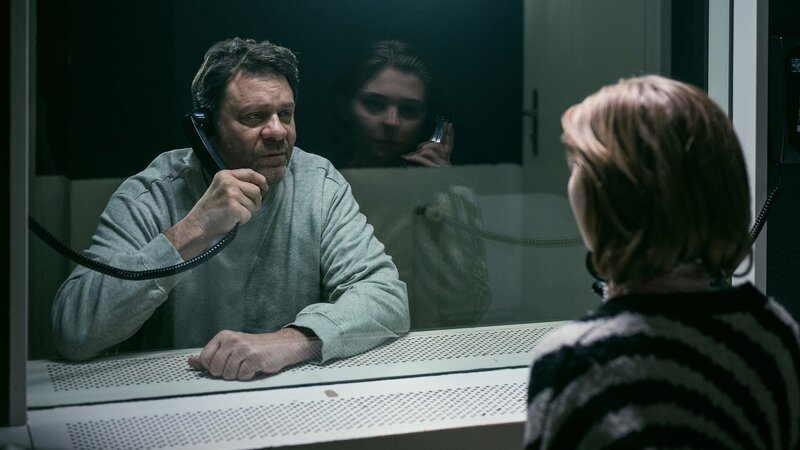 Leo sucht mit seiner Tochter nach einer Strategie: Roeland Wiesnekker als Leo Brand, Emma Madita Mösch als Valentina Brand – Bild: SRF/​Pascal Mora