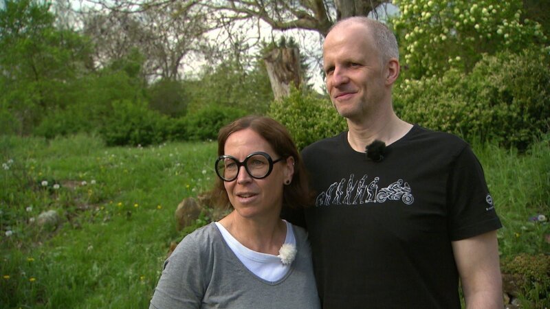 Verwilderte Beete, eine bröckelnde Steineinfassung und fehlende Struktur: Der Garten von Familie Lehmann braucht dringend eine Generalüberholung. Die Gartenprofis Nicole Johag und Frank Riese stellen sich der Herausforderung. Im Bild: Frau und Herr Lehmann – Bild: ZDF und Karin Kurze