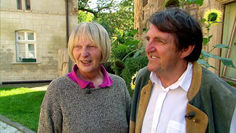 Ein waschechter britischer Lord und seine Gattin erwerben ein Schnäppchenschloss im Osten Deutschlands und erleben damit ihr blaues Wunder … – Bild: RTL II – Recht zum Abdruck/​Darstellung zeitlich/​sachlich beschränkt auf die Bewerbung der Sendung