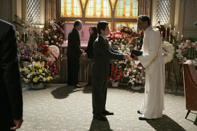 Frederico Diaz (Freddy Rodrigues, l.) im Gespräch mit einem Prister. – Bild: TVN /​ Warner Bros