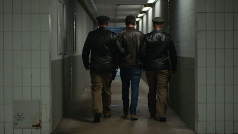 Die Verhaftung des ehemaligen ’Ndrangheta-Mitglieds Giorgio Basile in den 90er-Jahren in Bayern wird in einer Szene nachgestellt. Er entschließt sich im Laufe der Vernehmungen zur Zusammenarbeit mit der Justiz. – Bild: Nikolaus von Schlebrügge /​ beetz brothers film production
