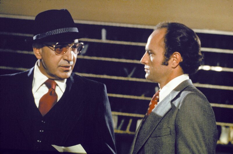 Telly Savalas (l.) – Bild: NBC Universal, Die Veröffentlichung und Verwendung der Bilder sind nur in direktem redaktionellem Zusammenhang und einem Sendete