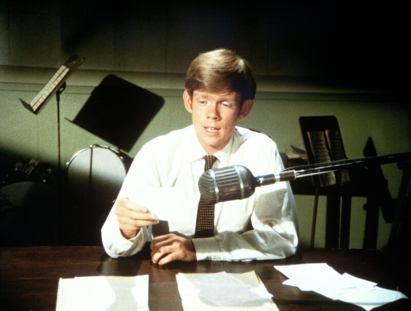 Jason (Jon Walmsley) versucht sich als Radio-Berater für alle Lebensfragen … – Bild: WARNER BROS. INTERNATIONAL TELEVISION