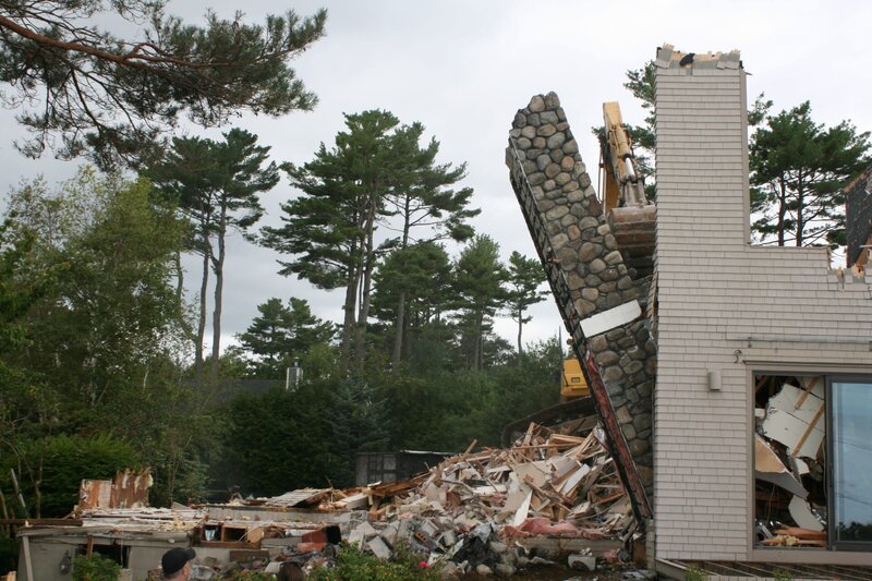 Kip Walker knocks down the chimney to see if the stone will easily knock away from the mortar. – Bild: National Geograhic