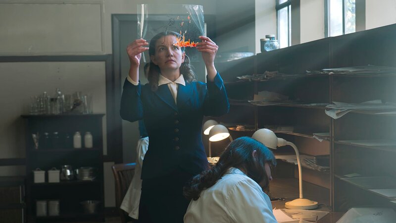 Eine Frau steht und schaut auf die Illustration – Bild: A+E NETWORKS