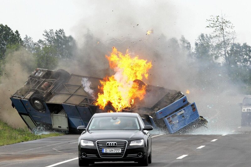 Die Verfolgung der Gangster durch die Autobahnpolizisten hinterlässt eine Spur der Verwüstung … – Bild: RTL /​ Guido Engels /​ 72 Stunden Angst