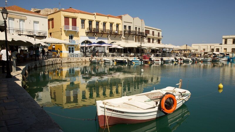 Der malerische Hafen von Rethymno, der drittgrößten Stadt Kretas im Norden der Insel. – Bild: ZDF und Michael Petsch Der malerische Hafen von Rethymno, der drittgrößten Stadt Kretas im Norden der Insel. – Bild: ZDF und Michael Petsch